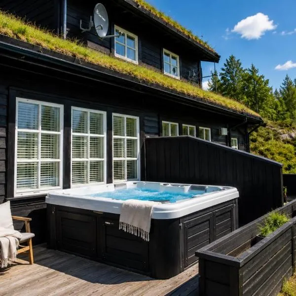 Holiday cottage with jacuzzi close to Kjeragbolten, hotel din Tjørhom