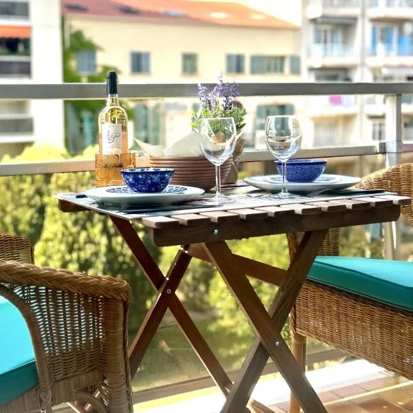 Riviera Morning Balcony studio steps from the beach, hotel em Nice