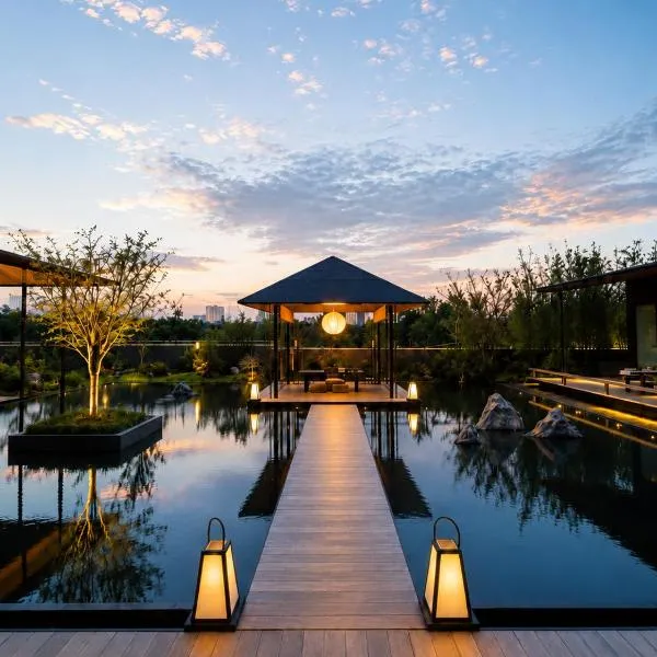 Terra Art Hotel with Rooftop Zen Garden, Veggie Dining,English speaking,Pick-up service&Free Laundry, hotel en Chengdú