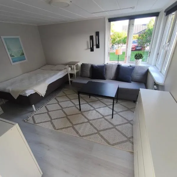 Gäststuga med altan i centrala Falkenberg – hotel w mieście Falkenberg