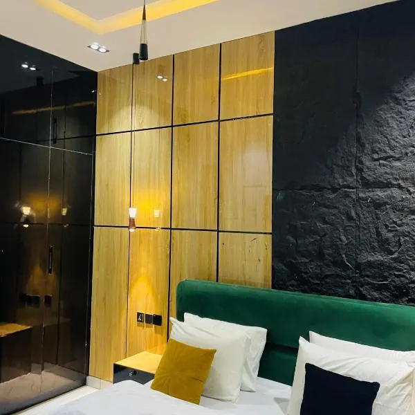 J&E luxury Apartment and lounge limited, hotel v Warriju