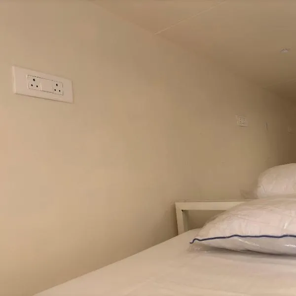 Hotel Dhairyam NX Restaurant & Dormitory, Hotel in Jālgaon