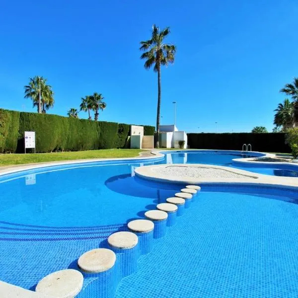 2 Bedroom Ground Floor Corner Bungalow with a Big Garden, ξενοδοχείο σε Los Dolses