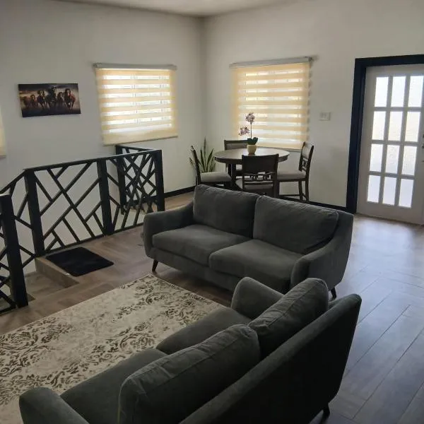 Spacious 2-BR, Bright & Private Top Floor Retreat - Portmore Pines, hotel u gradu 'Portmore'