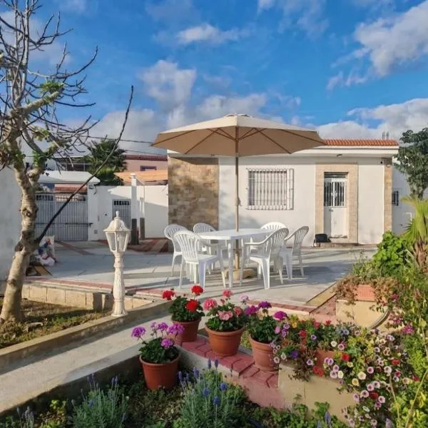 Villa Charme & Jardin à Fnideq, Proche Plage & Ceuta, hotel u gradu Fridek