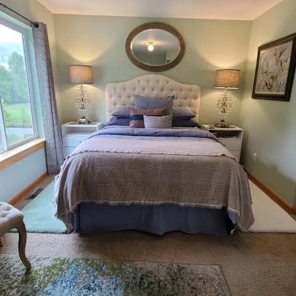 Mt Rainier Way Bedroom with Private Full Bath, hotel a Eatonville