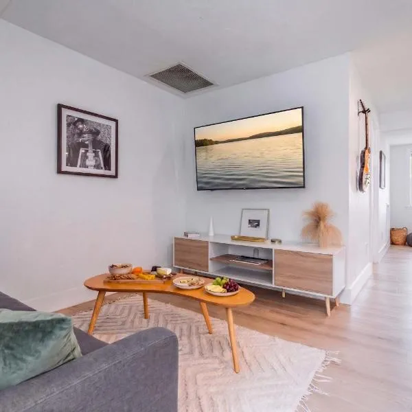 Studio at The Key - 1mi to UF & DT , Full Kitchen, hotel em Gainesville