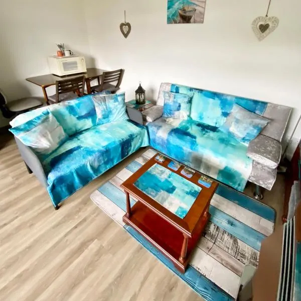 2 bedrooms in a house with free parking、ダルケイスのホテル
