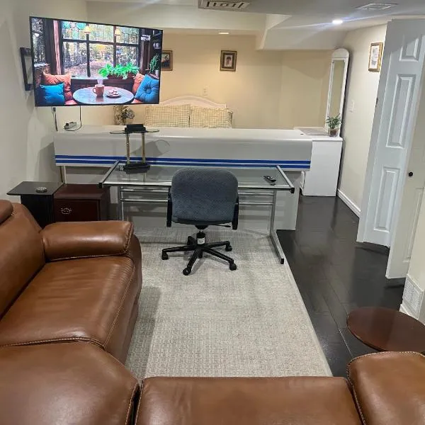 토론토에 위치한 호텔 bachelor basement apartment with private kitchenette, washroom, and parking
