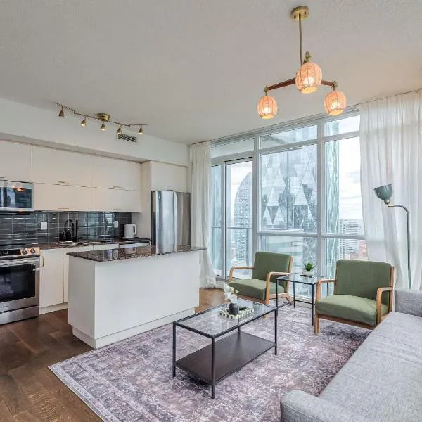 Downtown 2BR condo with city views and free parking, מלון בטורונטו