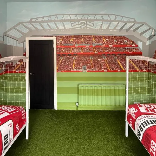 Anfield Abode - ENTIRE LFC THEMED HOUSE - Sleeps 6, hotel di Liverpool