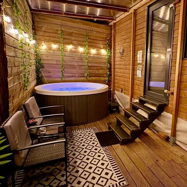 Cozy tiny house with jacuzzi , garden and free parking near Amsterdam, hotel em Vijfhuizen
