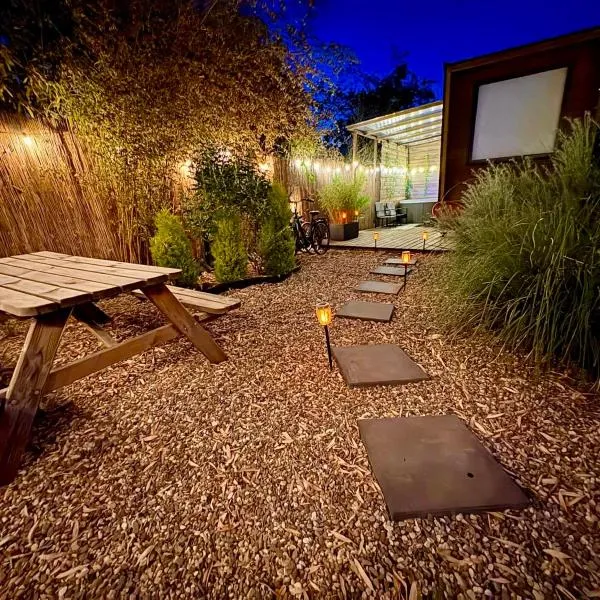 Romantic Tiny House with Private Jacuzzi and Garden between Amsterdam Haarlem and Schiphol Airport, hotel a Vijfhuizen