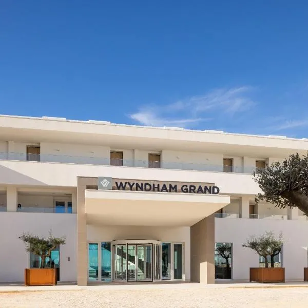 Wyndham Grand Carvoeiro Algarve, hotel v mestu Carvoeiro