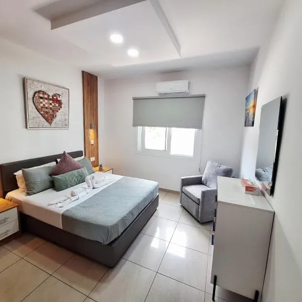 Stylish Apt Kato Paphos Close to Beach & Vibrant Harbor Life, hotel em Pafos