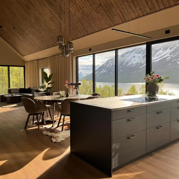 LyNora - Luxury Northern Lights Lodge with Jacuzzi & Lyngen Alps view โรงแรมในIndre Ravelseidet