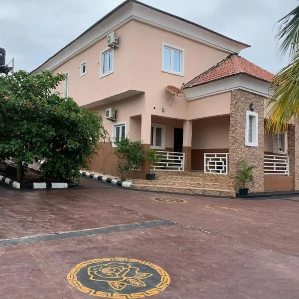 The Greenerry II - Secured 3-bedroom ensuite Duplex, hotell i Ado Ekiti