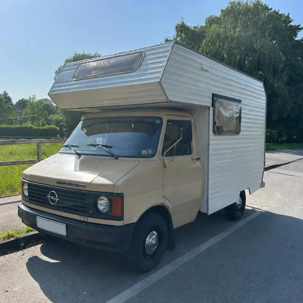 Charmantes Oldtimer Wohnmobil, готель в Аахені