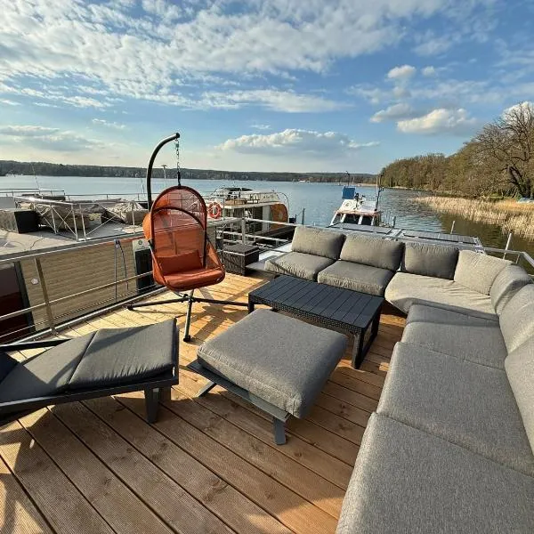 Hausboot TraumZeitBoot Helmut - exklusiver Festlieger in perfekter Lage am Scharmützelsee Bad Saarow, hotel a Bad Saarow-Pieskow