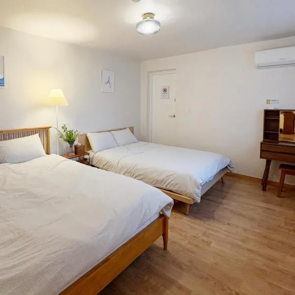 Spacious 2BR Apartment near Subway Free Parking Seoul, hotel in Seoul