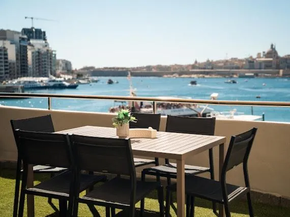Sliema Seafront Townhouse Central , Valletta Sea view, khách sạn ở Sliema