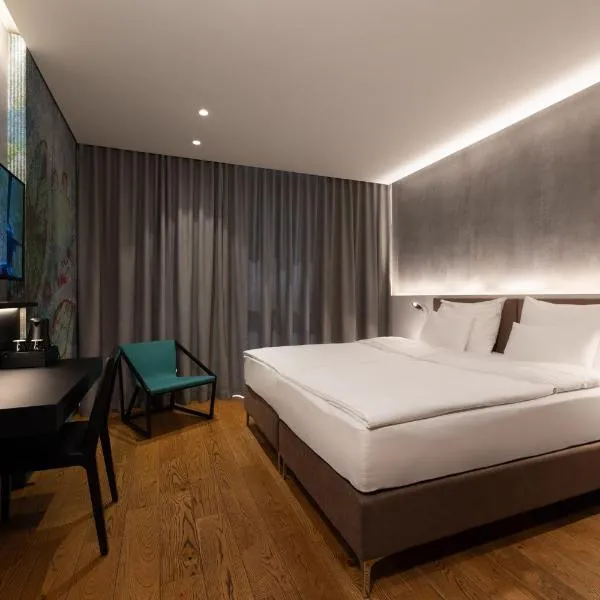 Hotel A plus, מלון בצליה