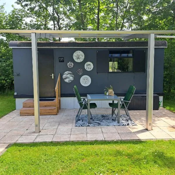 Camping de Zandhorst, Pipowagen Sunseeker – hotel w mieście Wouterswoude