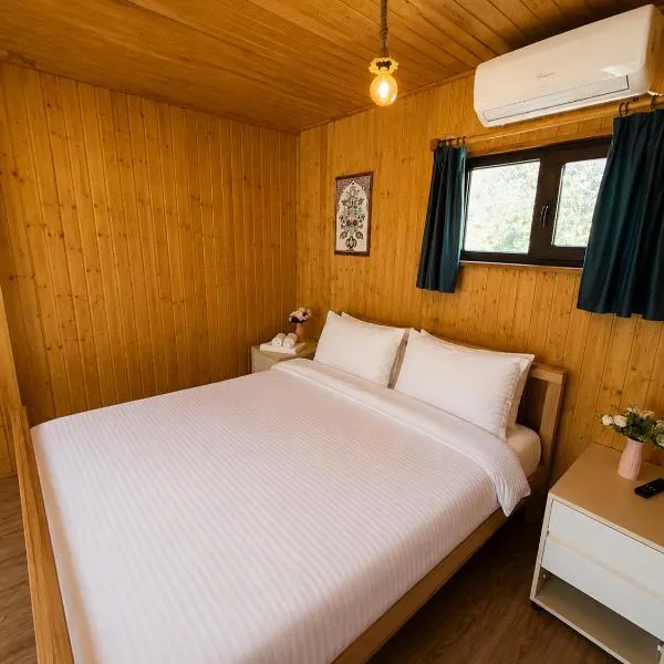 Kolsay Tanbalytas Wood panel house, khách sạn ở Kolʼbastau
