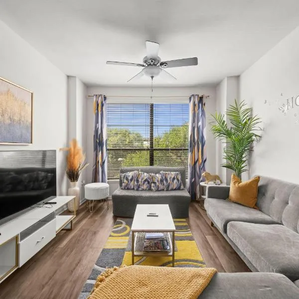 Spacious Blessed HOME for blessed guests at the Domain: Austin'de bir otel