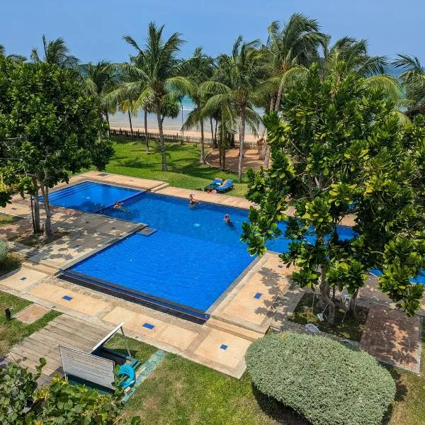 Oceanfront condo 3-2-01- Nilaveli, hotell i Nilaveli