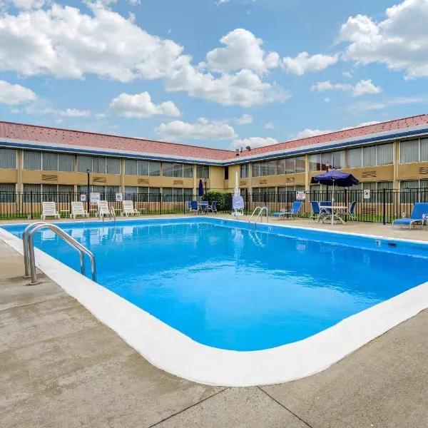 Econo Lodge Inn & Suites Triadelphia - Wheeling, hotell i Triadelphia