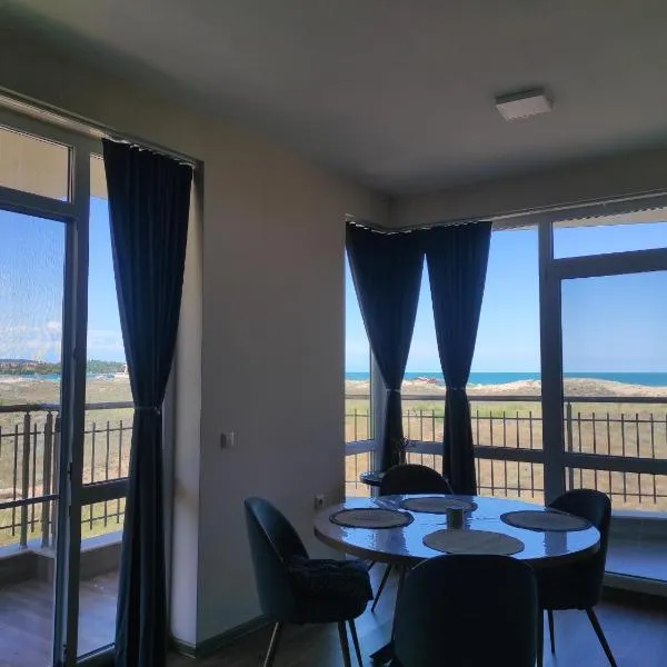 Primorsko में, होटल SeaHome Apartment Beachfront Sea View Terrace Quiet Stay Parking