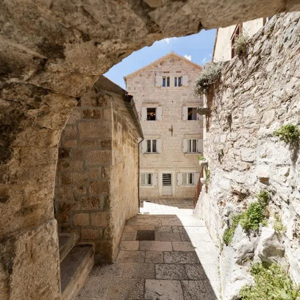 Hotel Corsaro, hótel í Omiš