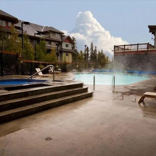 Heated outdoor pool 2 Bedroom Condo in Canmore, hotel u gradu 'Canmore'