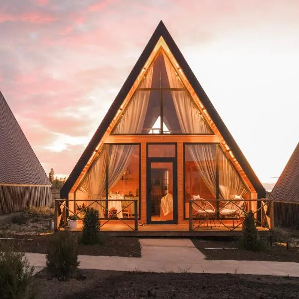 A-frame village, hotel di Tosor
