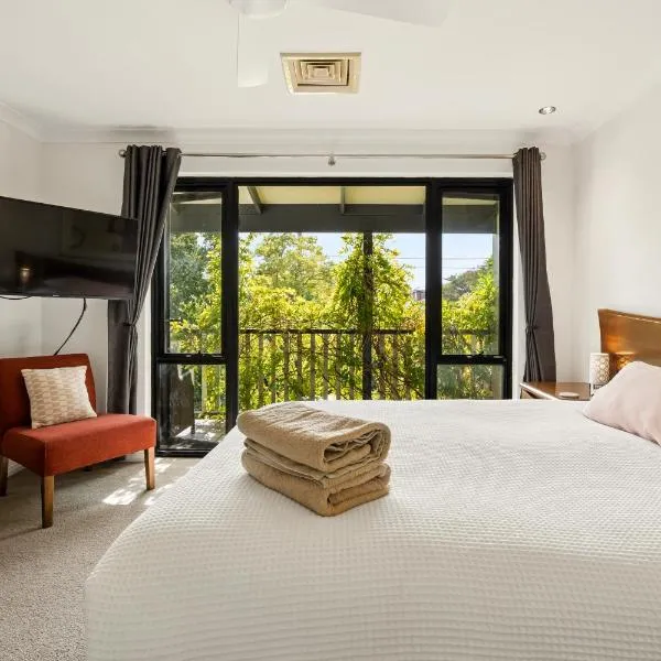 Group stays for Friends Families Weddings and Events Walkable to Fremantle and attractions Super Spacious with garden and courtyard and balcony and parking for 2 cars Sleeps 6 3BD 3BR, готель у місті Фрімантл