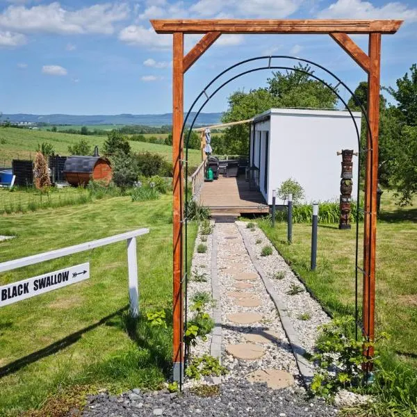 Ranch 66 - Wellness Tiny House Black Swallow ve stylu Route 66 se saunou, koupacím sudem a bazénem, Hotel in Tršice