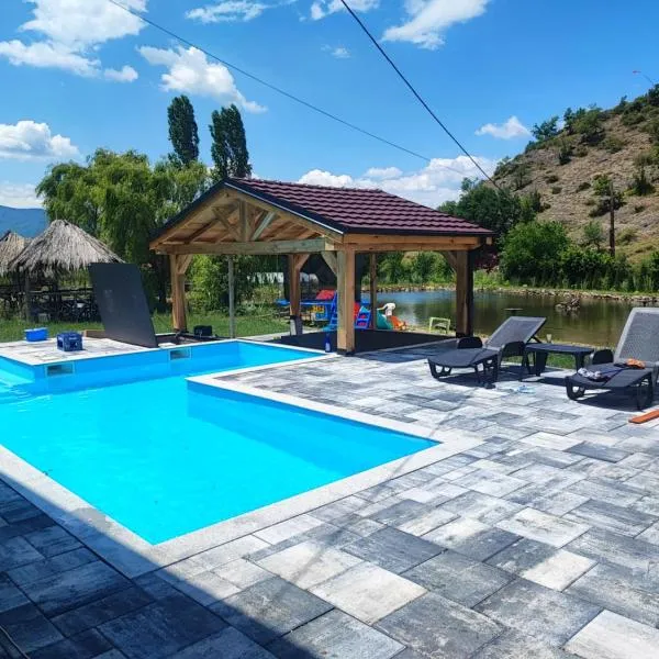 Cozy "Vila Koki" with Private Pool and Lake Surrounded by Nature, hotel sa Gabrovo