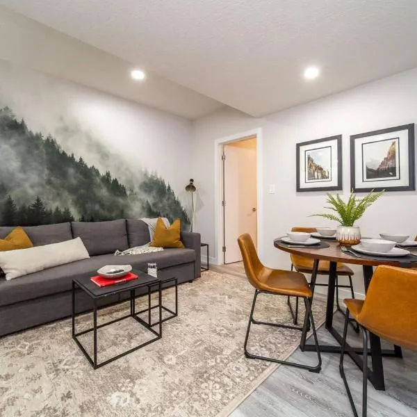 NEW, Mountain Chic Suite, Whyte Avenue, Netflix, WiFi, Sleeps 6, hotelli kohteessa Edmonton