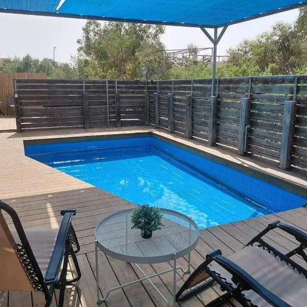 Kedem Mountain - Pool and Hot Tub in the Desert, hotel di Merhav Am