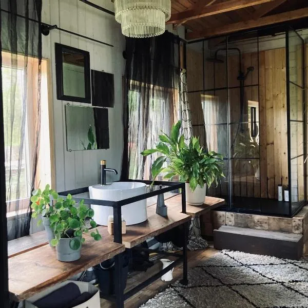 Pelēkā Māja, forestside getaway house for cosy stays, Hotel in Brenguli