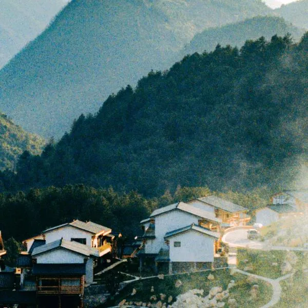 Zhangjiajie में, होटल Zhangjiajie Fantasy Valley Resort Customized travel itineraries free shuttle service to the North and West Gates of the National Forest Park, and complimentary traditional ethnic costume try-on