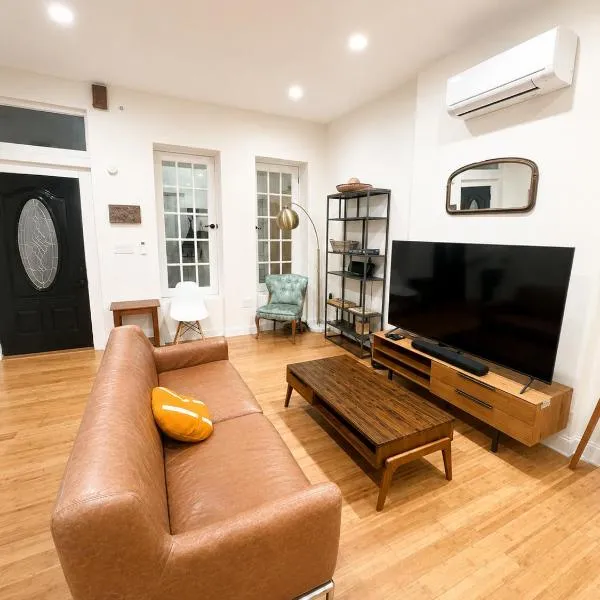 The Heights Haven, Spacious 6 Bedrooms Townhouse with Patio, hotel in New York