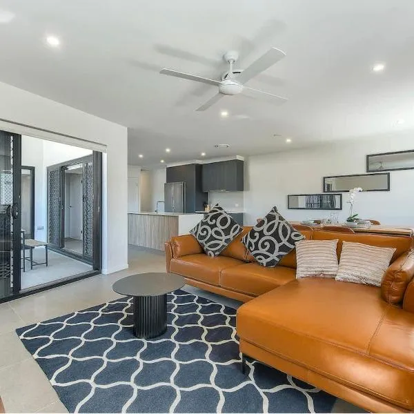 3BR Top Floor Apartment with Parking, EV friendly & Views Brisbane South: Brisbane şehrinde bir otel