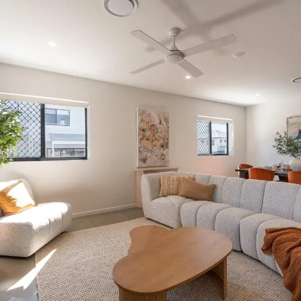 Premium 3BR Top Floor Apartment with Parking, EV friendly & Views: Brisbane şehrinde bir otel