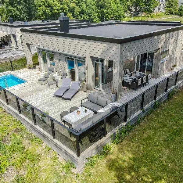 Nybyggt hus med privat pool, 3 sovrum och 2 badrum på Öland, hotel en Borgholm