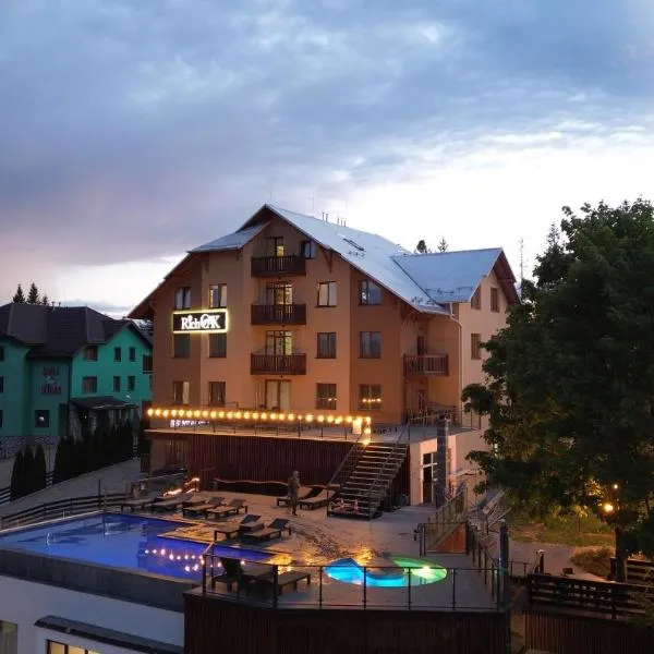 Rich OAK - готель з відкритим панорамний басейном, hotel a Yablunytsya
