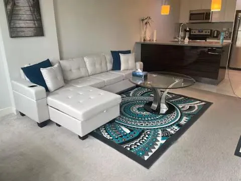 Stunning 1 Bedroom condo with riverview in Calgary، فندق في كالغاري