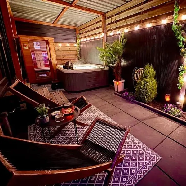 Charming Tiny House with Private Jacuzzi, Sauna and Garden & Free Parking between Amsterdam Haarlem and Schiphol Airport, hotel in Vijfhuizen