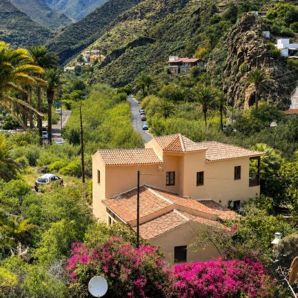Large house in the best weather area, готель у місті El Atajo
